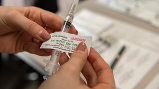 Reguladores de EE.UU. recomiendan parar vacunación con Johnson & Johnson tras casos de coágulos 