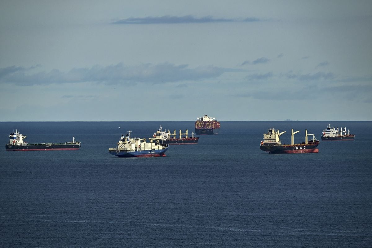 Buques de carga esperan para cruzar el Canal de Panamá. Fotógrafo: Martin Bernetti/AFP/Getty Images.
