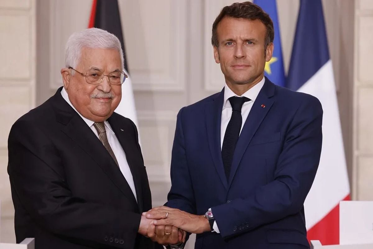 Fotografía de archivo del presidente de Francia, Emmanuel Macron (d), junto al líder de la Autoridad Palestina, Mahmud Abás (i). Foto: EFE/Ludovic Marin/Pool