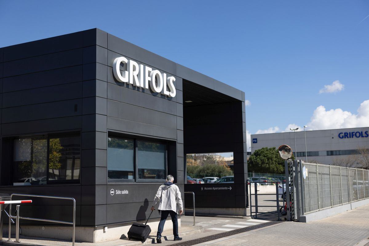 Un visitante llega a una instalación de Grifols SA en Barcelona, España, el miércoles 6 de marzo de 2024. Foto: Bloomberg