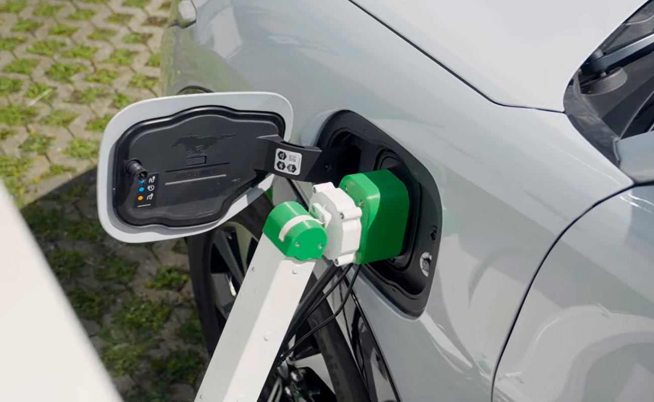 El compromiso de la UE de acabar rápidamente con el dominio de la gasolina en la carretera siempre fue ambicioso. Pero cuando se anunció en 2022, no parecía descabellado. (Imagen: YouTube)