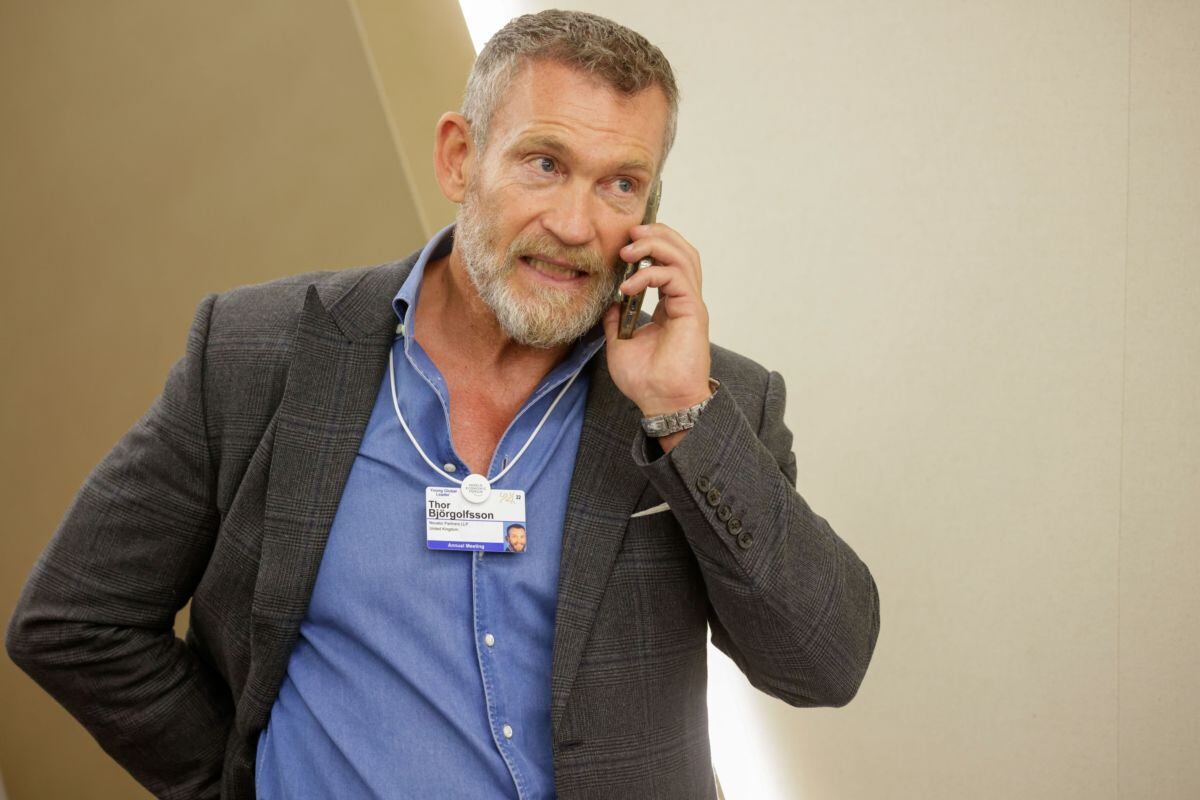 Thor Bjorgolfsson habla por teléfono móvil entre las sesiones del panel en el Foro Económico Mundial en Davos, Suiza, el martes 24 de mayo de 2022.