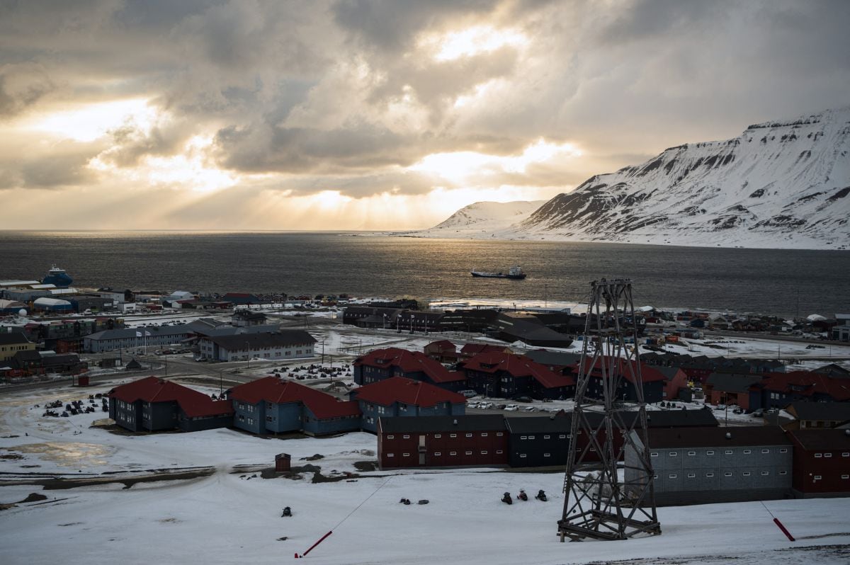 El sol aparece detrás de las nubes a medianoche sobre Longyearbyen, el 8 de mayo de 2022, en la isla de Spitsbergen, en el archipiélago de Svalbard, al norte de Noruega. (Foto de Jonathan NACKSTRAND / AFP)