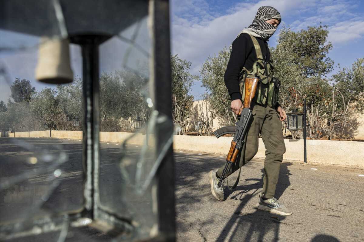 Un combatiente rebelde camina en una base militar en la capital, Damasco, el 26 de diciembre de 2024. Foto: Sameer Al-DOUMY / AFP