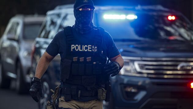 Qué hacer si eres detenido por agentes federales de ICE mientras estás en un vehículo