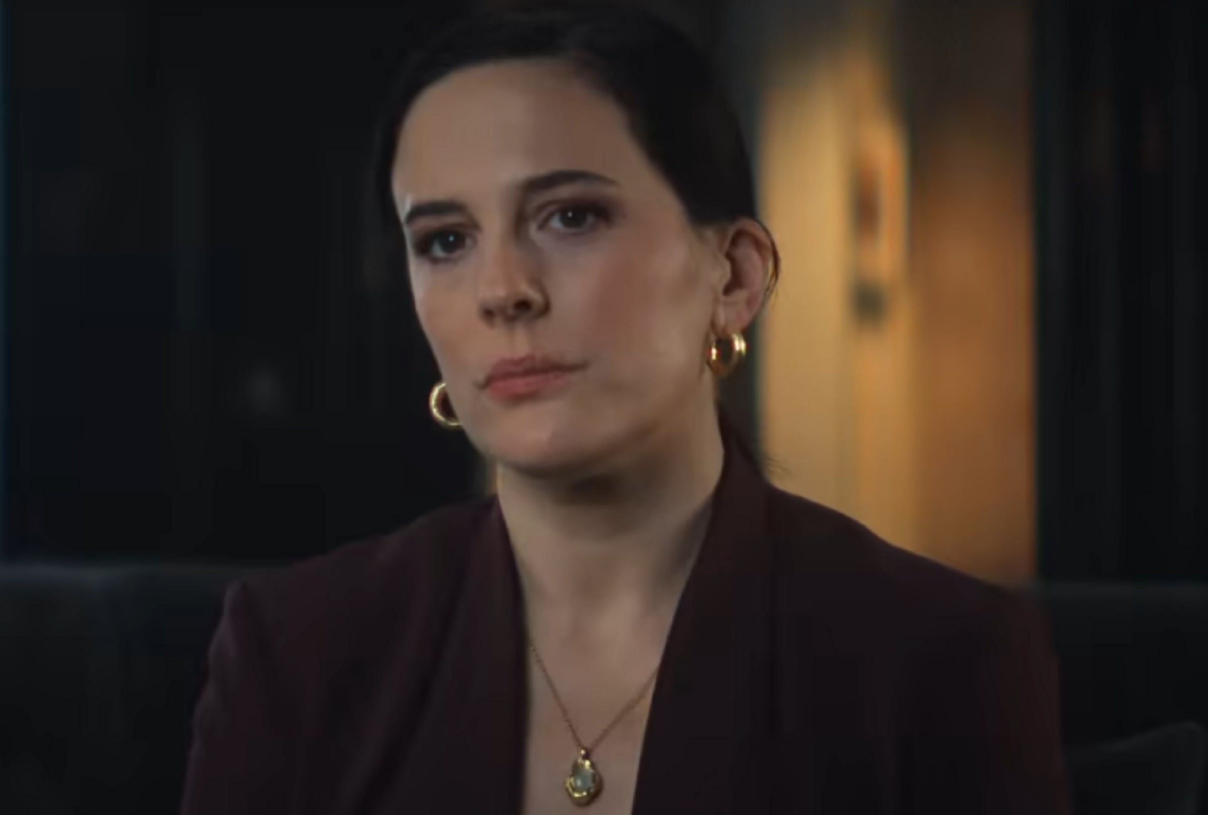 Phoebe Fox como Serena Byrne, una abogada de Taylor & Byrne que representa a Carla, en la primera temporada del drama legal "War" (Foto: New Pictures/ Observatory Pictures/ HBO Max)