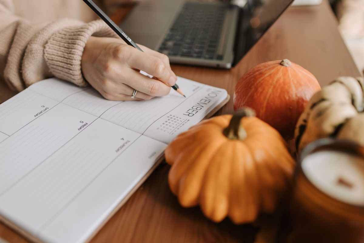 El uso del calendario de papel potencia la memoria y la organización. (Foto: Vlada Karpovich / Pexels)