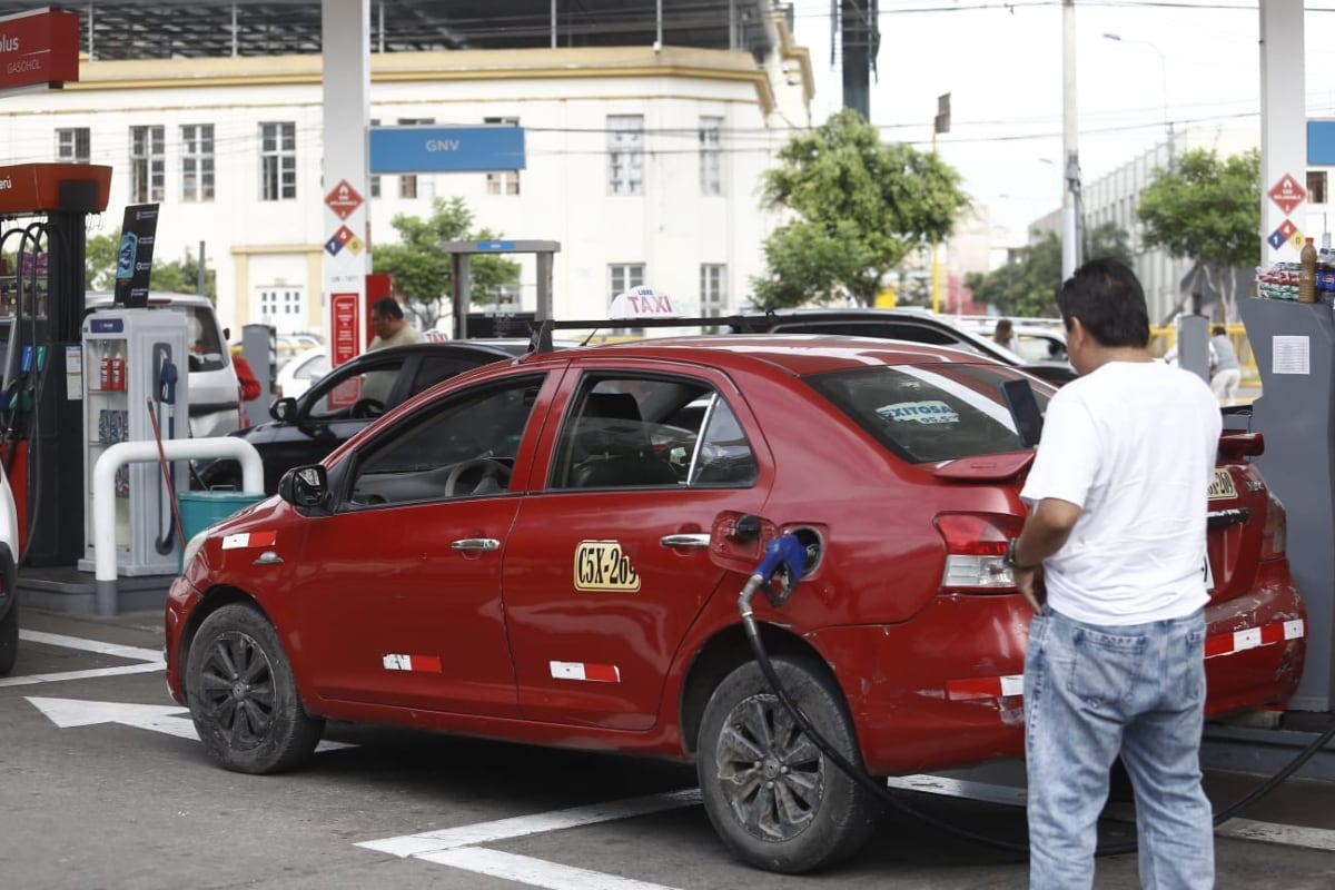 Taxistas por aplicativo acuden al grifo para cargar GLP, combustible que utilizan para trabajar durante la jornada. (Foto: César Campos/@photo.gec)