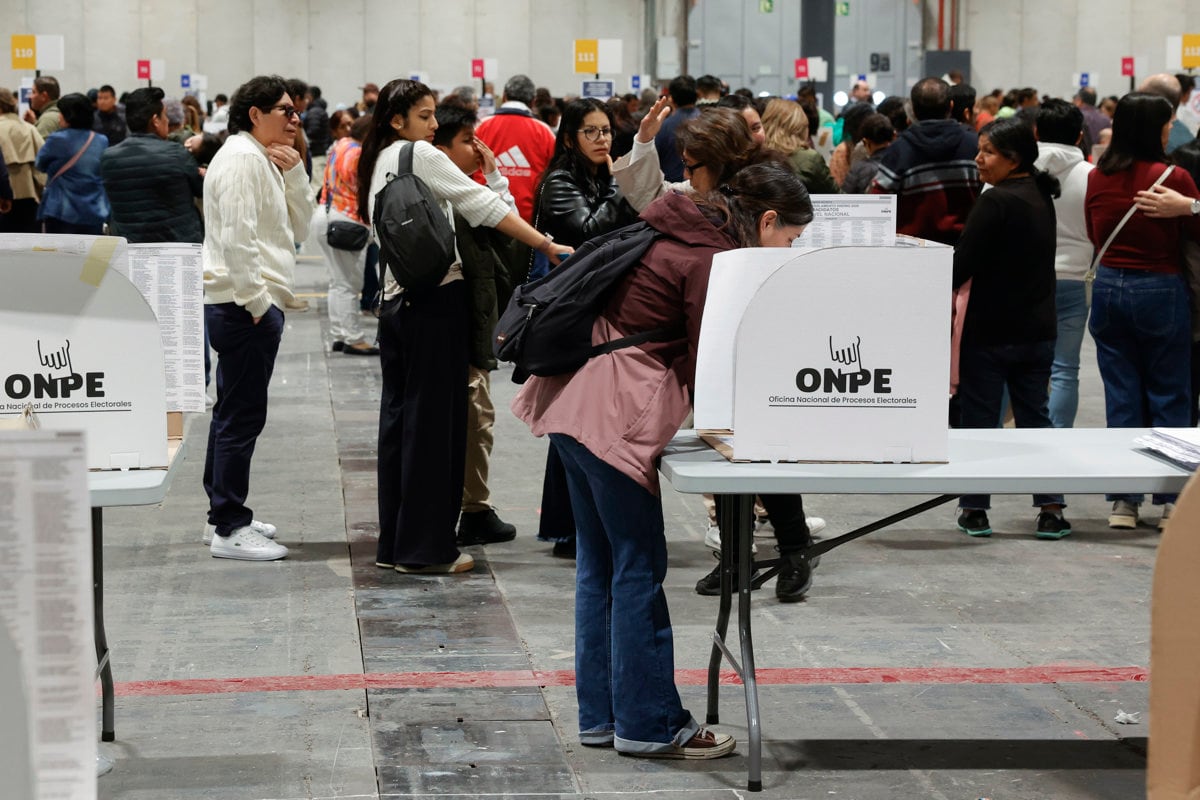 Ciudadanos peruanos residentes en España votan con motivo de las elecciones generales en Perú en urnas habilitadas hasta las 19:00 horas, en el recinto Ferial de IFEMA, en Madrid, el 12 de abril de 2026. (Zipi Aragón / EFE)