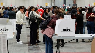 Peruanos votan en Madrid con retrasos e inquietos por la inseguridad y la corrupción