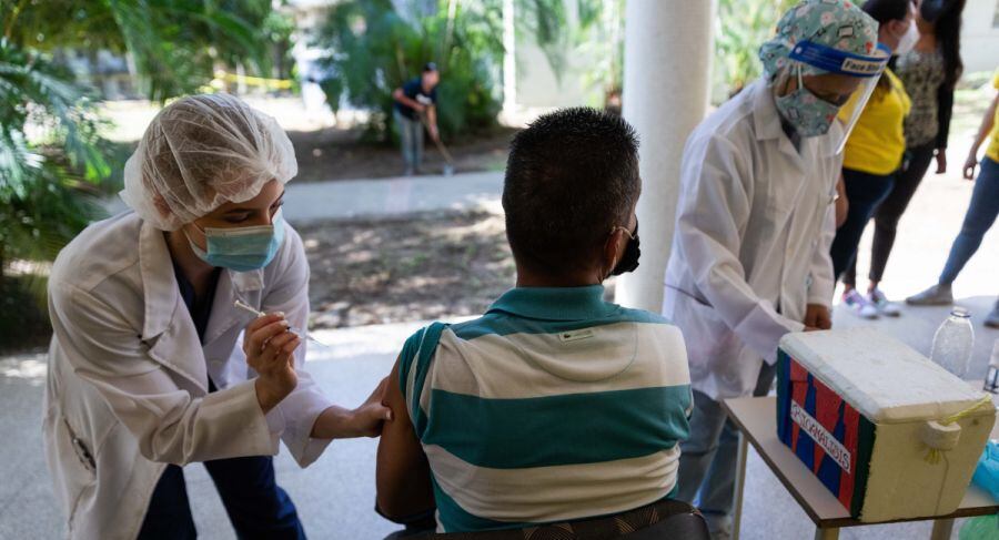 Según el informe de Bumeran, la brecha salarial en Salud y Medicina es del 57%, con mujeres ganando menos de la mitad que los hombres. EFE/ Rayner Peña R.