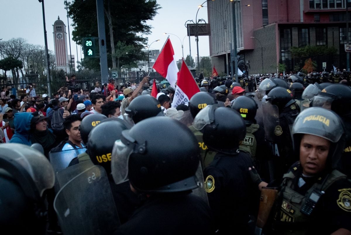 Imagen de archivo. Agentes de la policía antidisturbios chocan con manifestantes durante las protestas en Lima, Perú, el jueves 15 de diciembre de 2022. (Fotógrafo: Audrey Cordova Rampant/Bloomberg)