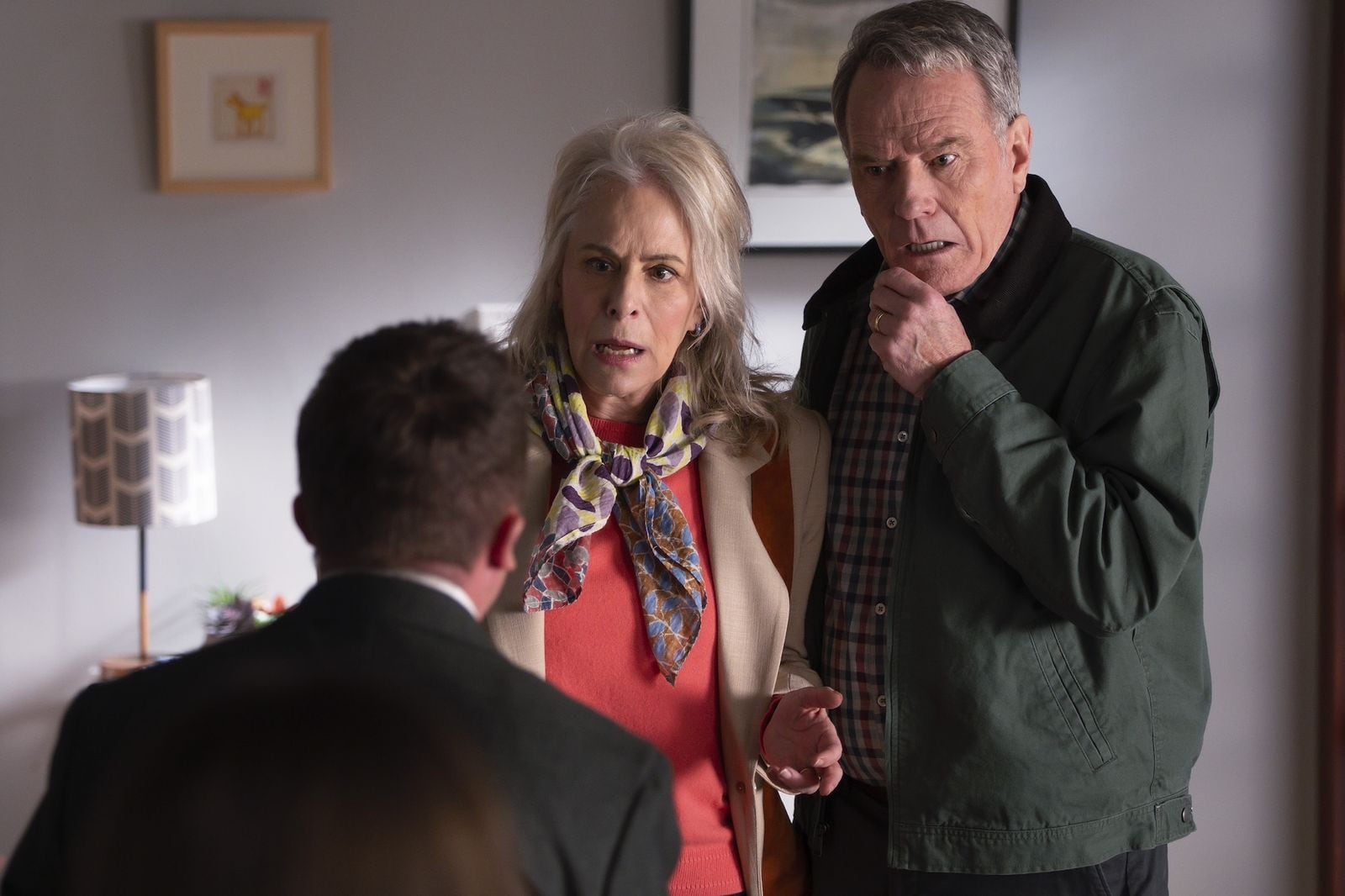 Malcolm adulto (Frankie Muniz) y sus padres, Lois (Jane Kaczmarek) y Hal (Bryan Cranston) en una escena de "Malcolm in the Middle: La vida sigue siendo injusta" (Foto: Disney)