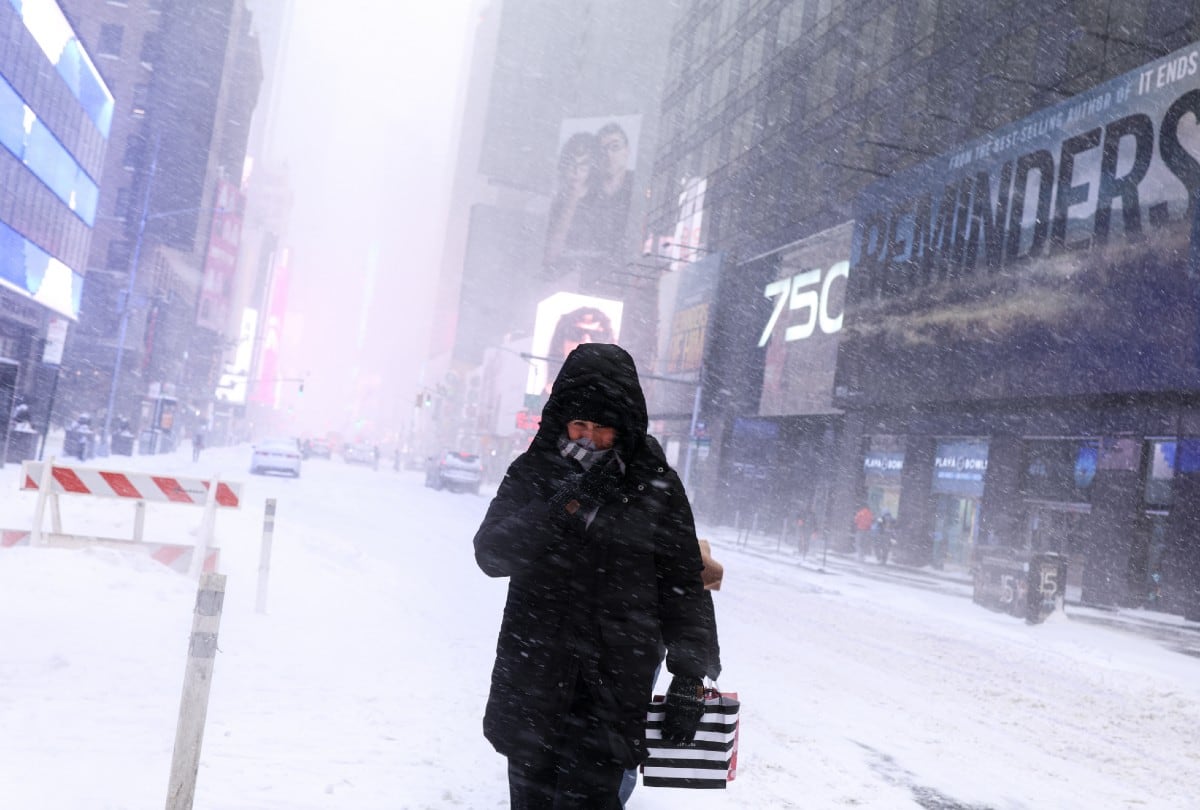 Una persona camina por la Sexta Avenida en Nueva York bajo la nieve el 25 de enero de 2026, en medio de la intensa tormenta invernal que azota el noreste de EE.UU. | Crédito: CHARLY TRIBALLEAU / AFP