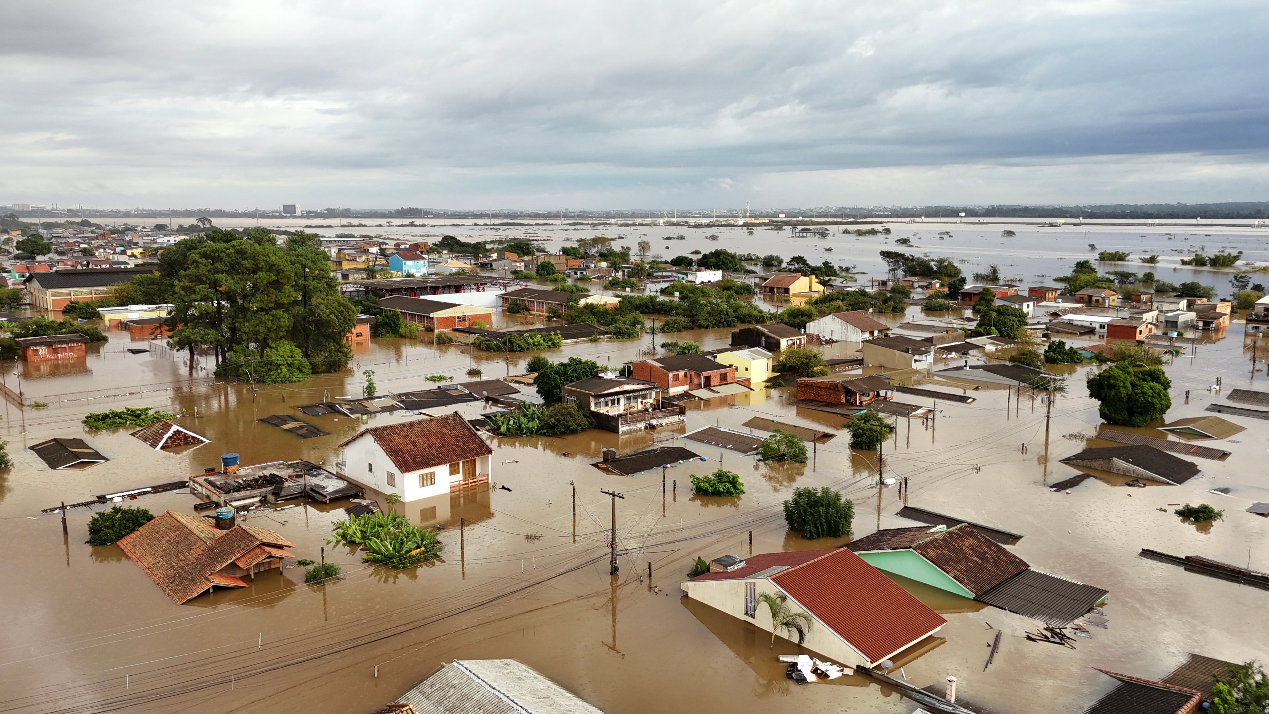 Vista aérea de calles inundadas en el barrio Sarandí en Porto Alegre, estado de Rio Grande do Sul, Brasil, el 5 de mayo de 2024. (Foto de Carlos Fabal/AFP).