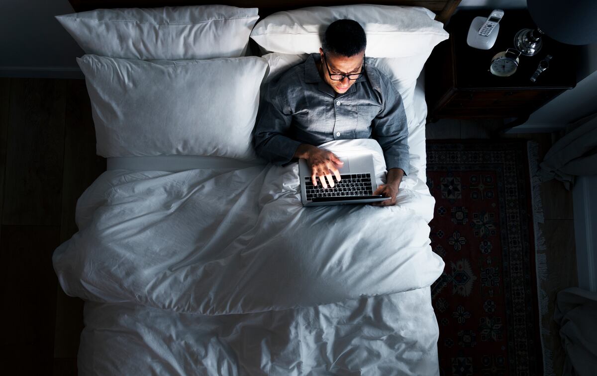 Evita usar dispositivos por las noches. Termina tus quehaceres y descansa para que tengas un sueño reparador y no altere tu organismo. Foto: Freepik.