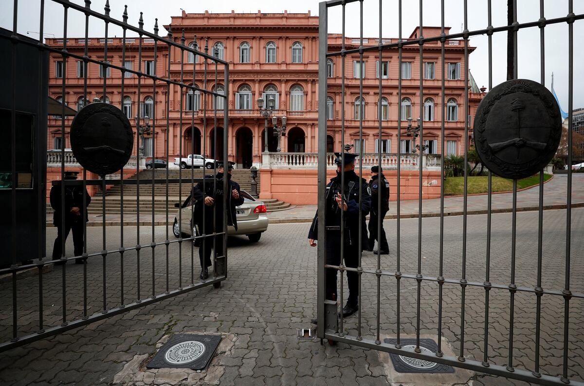 Efectivos policiales cierran las puertas del Palacio Presidencial de Argentina, la Casa Rosada, en Buenos Aires, Argentina el 4 de julio del 2022. REUTERS/Agustin Marcarian