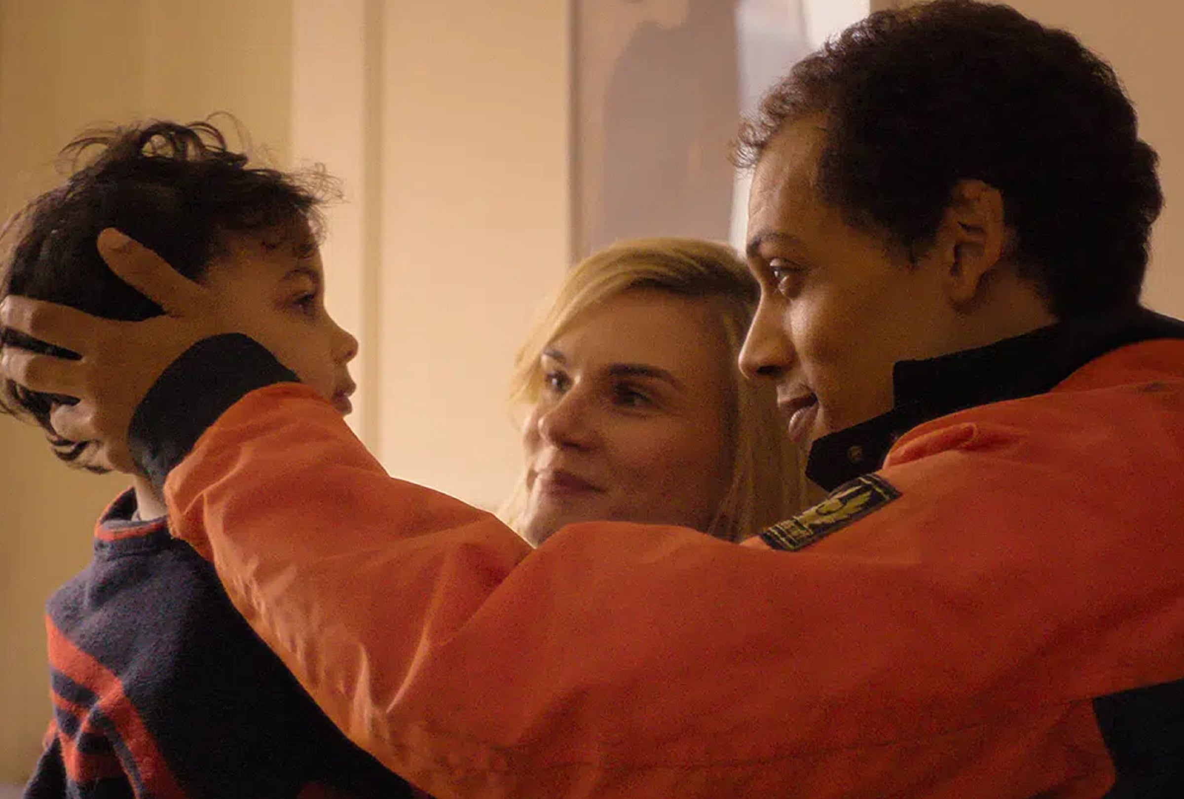 Jahsaiah Williams como Alex Hanscombe, Eleanor Williams como Rachell Nickell y Jordan Bolger como André Hanscombe en el drama de suspenso psicológico y crimen real "El testigo" (Foto: Netflix)
