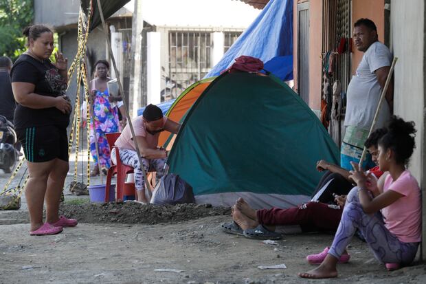 ACCOMPANYING CHRONICLE: COLOMBIA MIGRATORY CRISIS. AME2095. TURBO (COLOMBIA), 07/16/2024.- Migrants remain in an improvised camp on July 8, 2024 in Turbo (Colombia). Olef and Zeus, two restless one-and-a-half-year-old twins, believe they are going "on a safari to meet animals," is what their mother told them on the bus trip from Venezuela to "camouflage" the real reason: crossing the dangerous Darien jungle to reach Panama, a stopover on the way to the United States. EFE/ Carlos Ortega