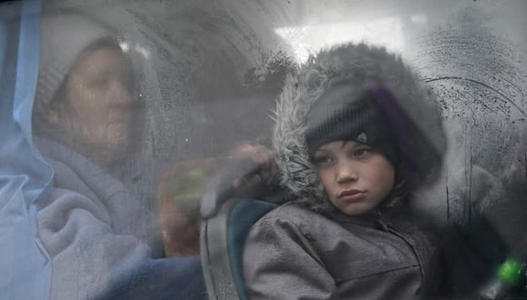 Un niño ucraniano mira por la ventana de un autobús en Korczowa, Polonia. (Foto de JANEK SKARZYNSKI / AFP)