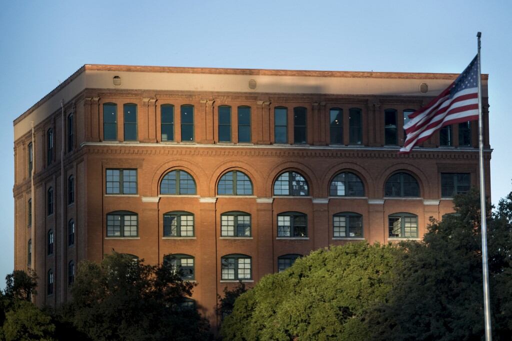 (ARCHIVOS) Vista del Edificio de Administración del Condado de Dallas, que anteriormente albergaba el Depósito de Libros Escolares de Texas, el 8 de octubre de 2013 en Dallas, Texas. (Foto de Brendan SMIALOWSKI / AFP)