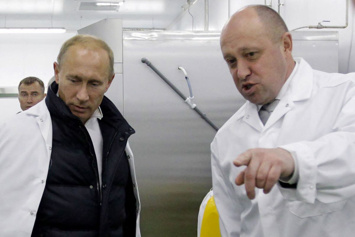 El empresario Yevgeny Prigozhin y Vladimir Putin en una imagen del 20 de septiembre de 2010. (ALEXEY DRUZHININ / SPUTNIK / AFP).