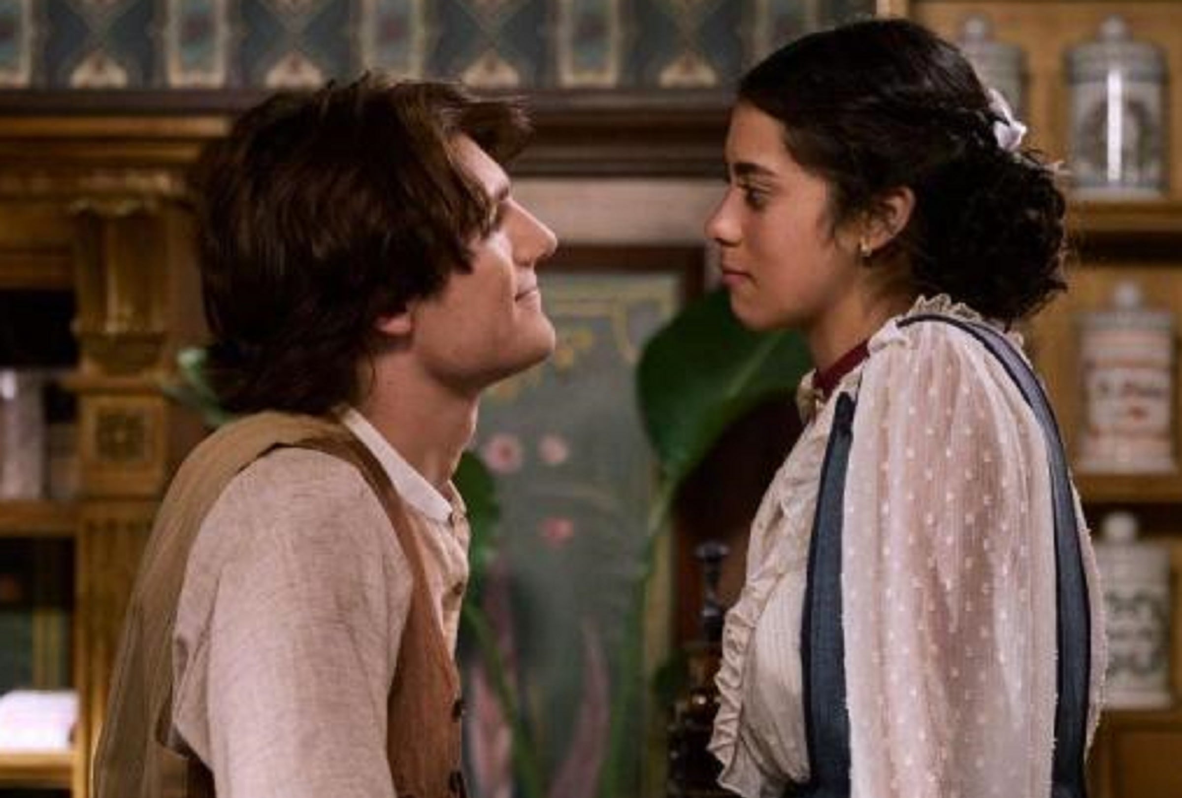 Juan Pablo Fuentes da vida a Daniel Cuenca y Renata Vaca da vida a Emilia Sauri en la serie mexicana "Mal de amores" (Foto: Netflix)