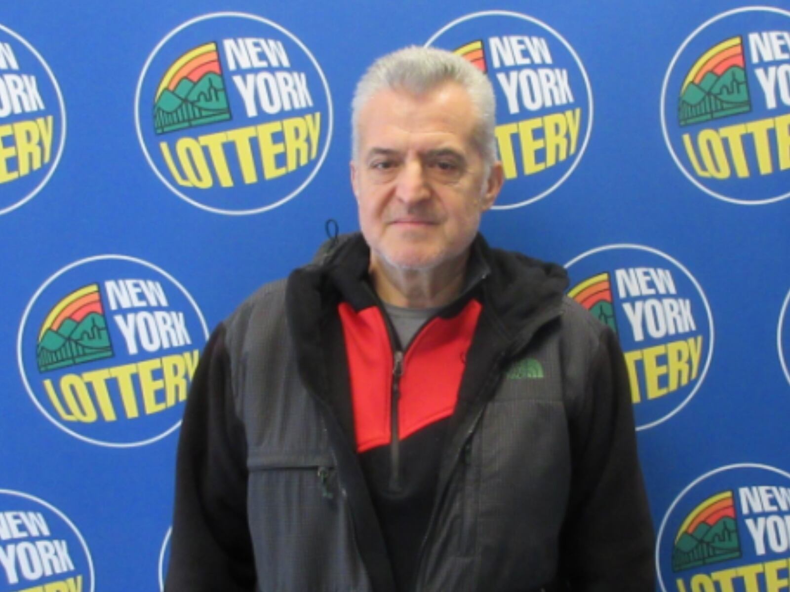 Elio Chillo se presentó a la Lotería de Nueva York para reclamar su premio, pero no le dieron la cifra exacta de los 10 millones de dólares (Foto: Lotería de Nueva York)