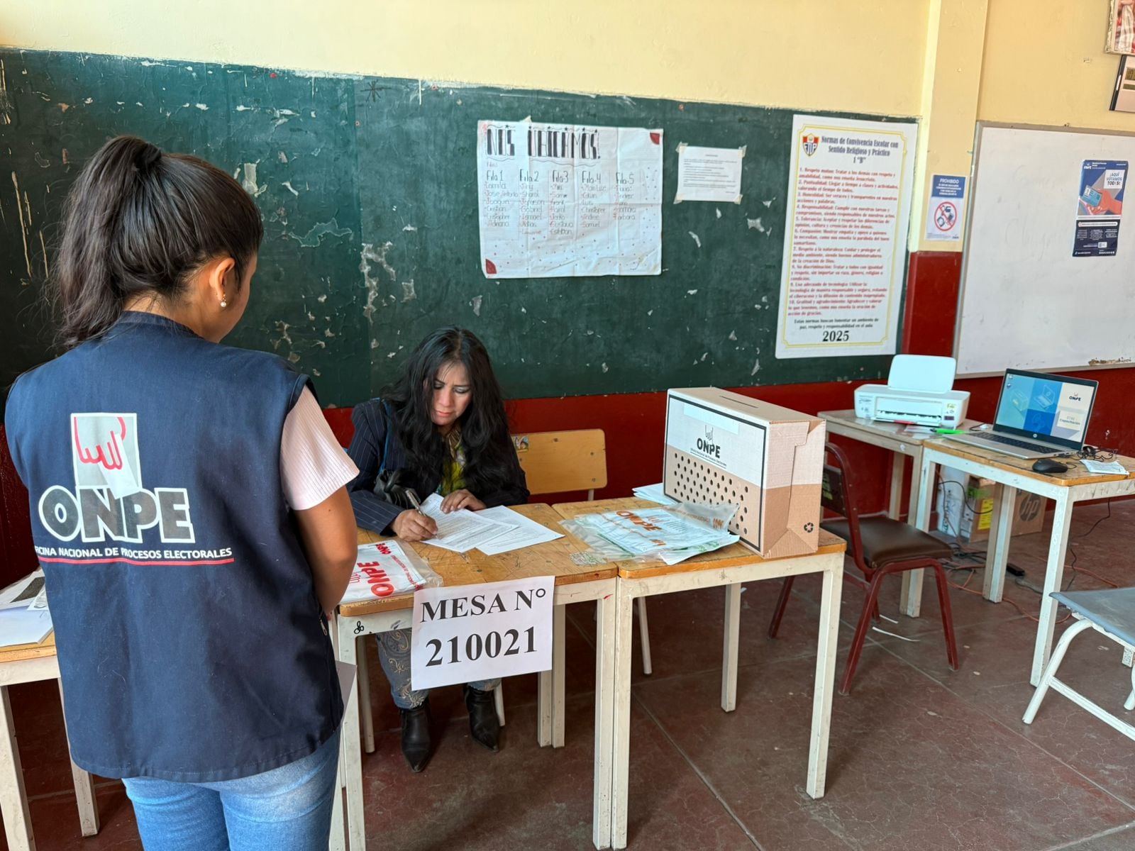 Para esta jornada, cada mesa de sufragio estará integrada por tres miembros titulares y seis suplentes. Foto: ONPE.