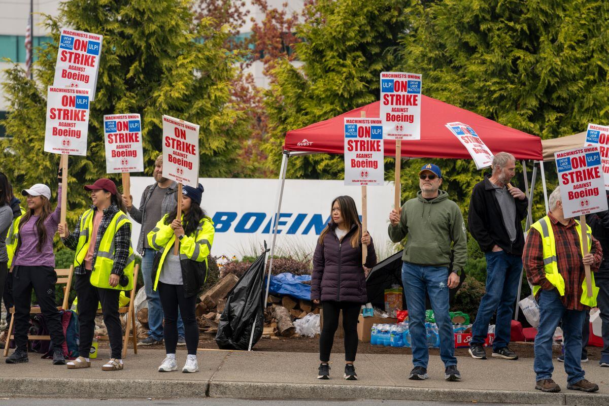 Los trabajadores hacen un piquete frente a una instalación de Boeing Co. durante una huelga en Everett, Washington, el 16 de setiembre. Fotógrafo: M. Scott Brauer/Bloomberg