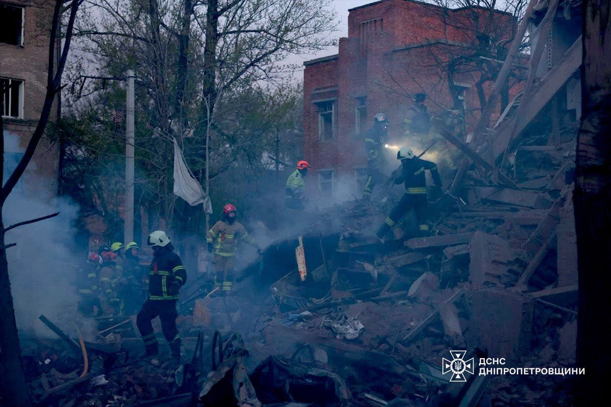 Rescatistas ucranianos retirando escombros en un edificio residencial tras un ataque ruso en Dnipro, en medio de la invasión rusa de Ucrania, el 25 de abril de 2026. (Handout / Servicio Estatal de Emergencias de Ucrania / AFP)