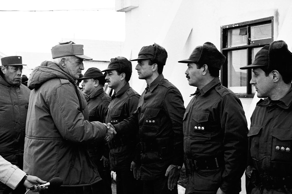 El dictador argentino Leopoldo Galtieri saludando a las tropas en Stanley (Puerto Argentino), Islas Malvinas, el 22 de abril de 1982, durante la guerra con Gran Bretaña. (TELAM / AFP)