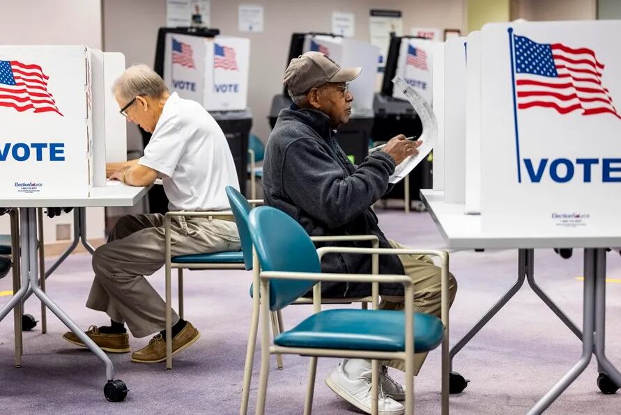 Votantes del condado de Fairfax en el Centro de votación. Foto: EFE/EPA/Shaw Thew