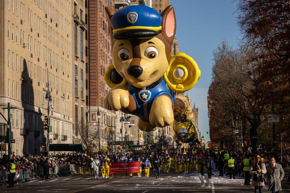 Un globo de Paw Patrol causó sensación en los asistentes al 97º Desfile Anual del Día de Acción de Gracias de Macy's en Nueva York el 23 de noviembre de 2023 (Foto: Yuki Iwamura / AFP)