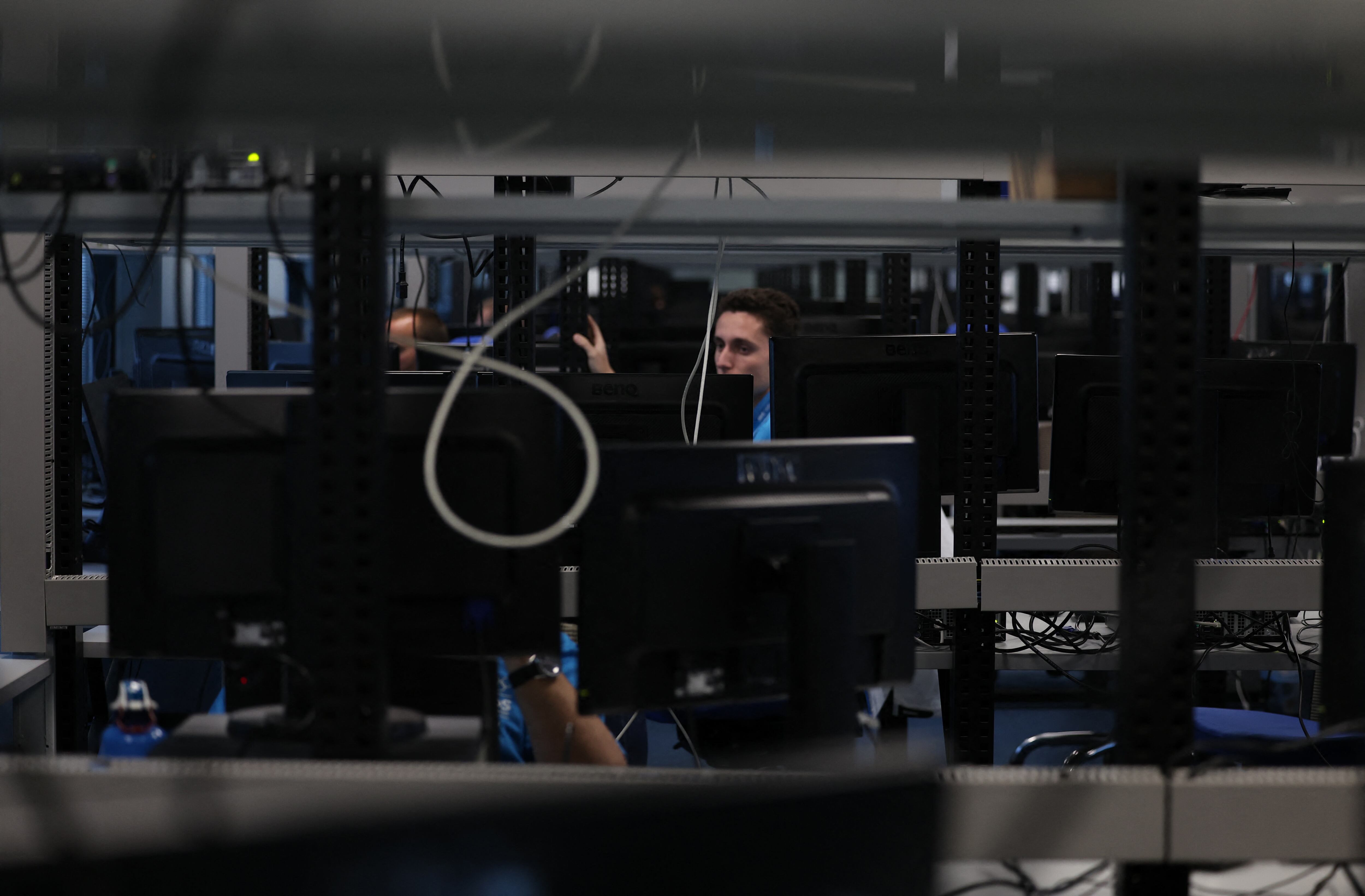 Atos precisó que ha iniciado “discusiones con sus bancos para lograr un plan de refinanciación de su deuda financiera”. (Photo by PIERRE-PHILIPPE MARCOU / AFP)