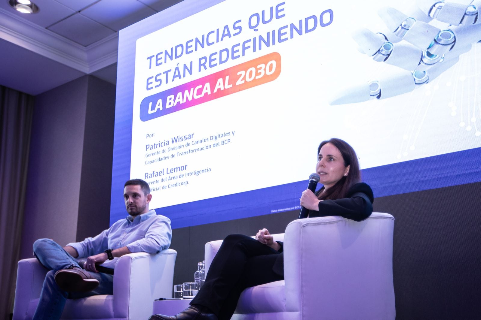Rafael Lémor, gerente del área de inteligencia artificial de Credicorp, y Patricia Wissar, gerente de división de canales digitales y capacidades de transformación del BCP.