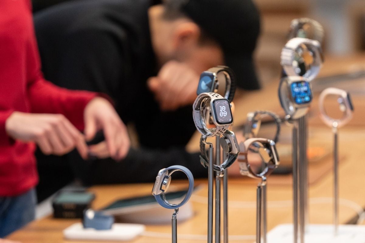 Son muchas las marcas que compiten en el mercado de los smartwatch (Fuente: Jeenah Moon/Bloomberg)