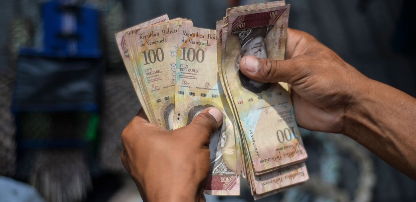 El Gobierno de Venezuela ha dicho que los bonos son “una estrategia novedosa para combatir la guerra económica, el bloqueo y las sanciones”, así como “evitar la inflación”.