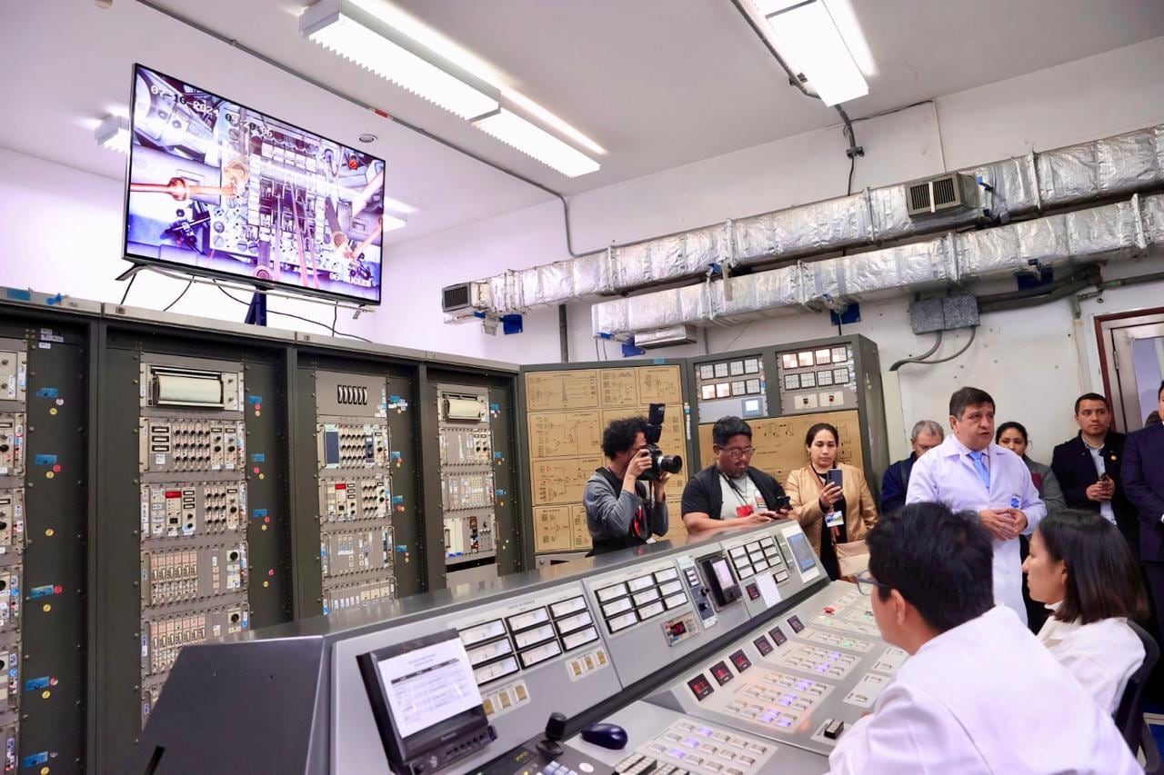 El ministro de Energía y Minas, Rómulo Mucho, acompañado del viceministro de Electricidad, Víctor Carlos, realizó una visita técnica con autoridades de la Universidad Nacional Mayor de San Marcos (UNMSM) al centro nuclear Óscar Miró Quesada de la Guerra (RACSO).MINEM
