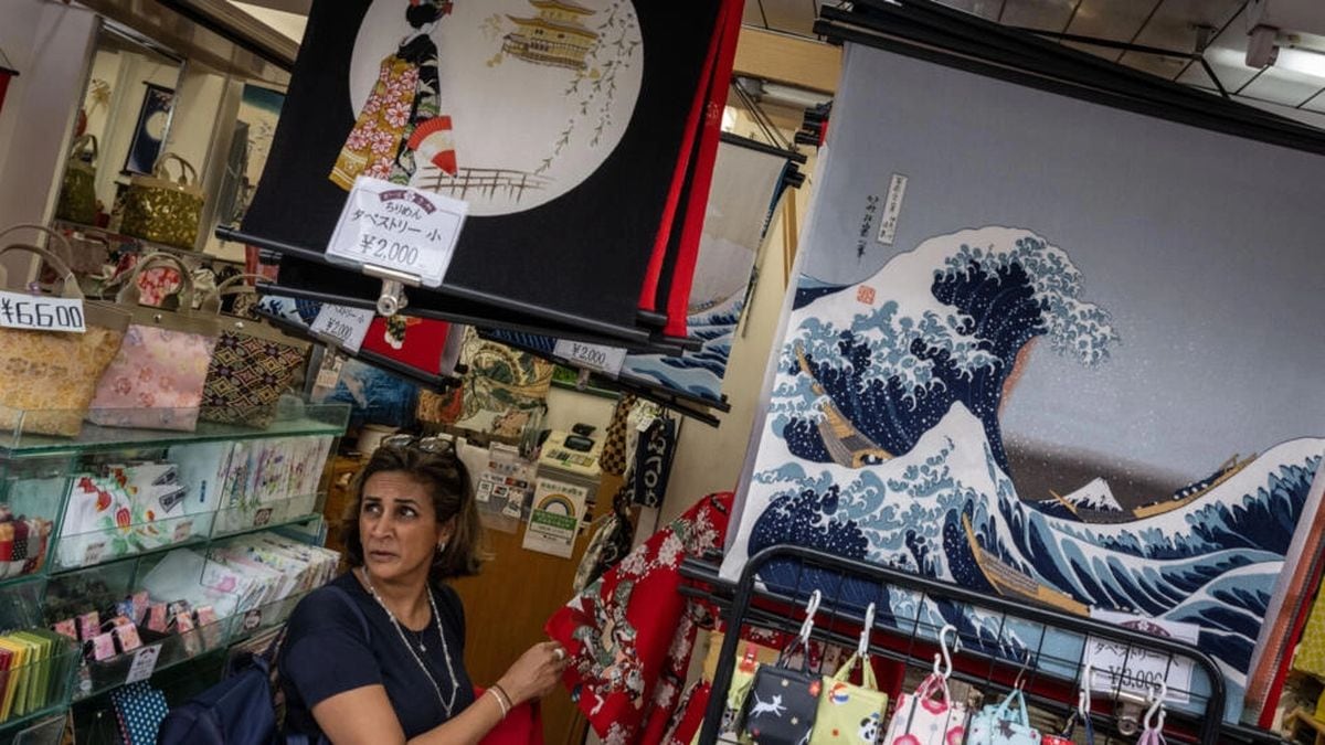 Una tienda turística en la calle comercial de Nakamise en Tokio | Yuichi YAMAZAKI / AFP