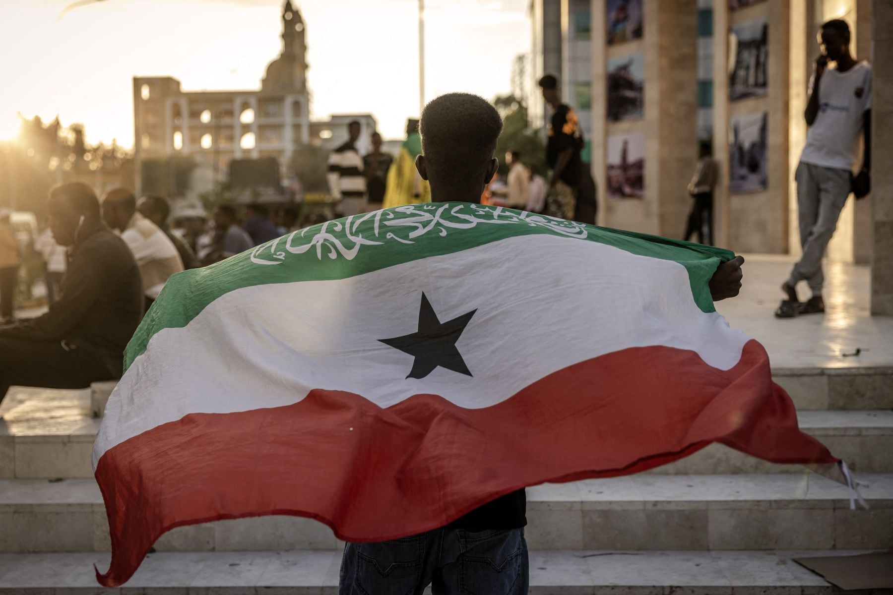 (ARCHIVOS) Un hombre sostiene una bandera de Somalilandia frente al monumento conmemorativo de la guerra de Hargeisa, en Hargeisa, el 7 de noviembre de 2024. El 26 de diciembre de 2025, el presidente de Somalilandia celebró el anuncio de Israel de reconocer su condición de Estado y afirmó que la decisión marcaba el inicio de una "alianza estratégica". (Foto LUIS TATO / AFP)