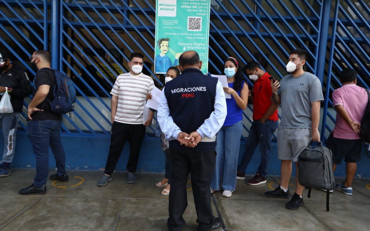 Personas haciendo cola para ingresar a la sede de Migraciones en Breña (Foto: GEC)