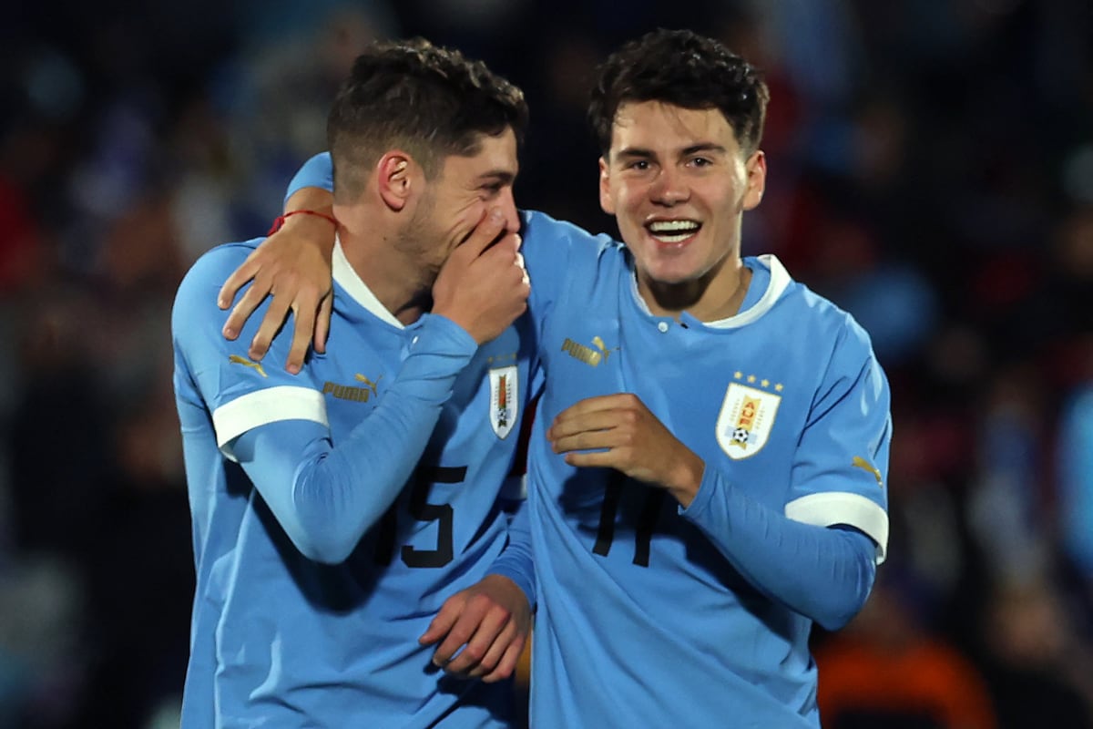 El centrocampista uruguayo Federico Valverde (izq.) y el centrocampista Facundo Pellistri celebran tras derrotar a Brasil en el partido de fútbol de clasificación para la Copa Mundial de la FIFA 2026 entre Uruguay y Brasil en el Estadio Centenario de Montevideo el 17 de octubre de 2023. | Crédito: Pablo Porciuncula / AFP
