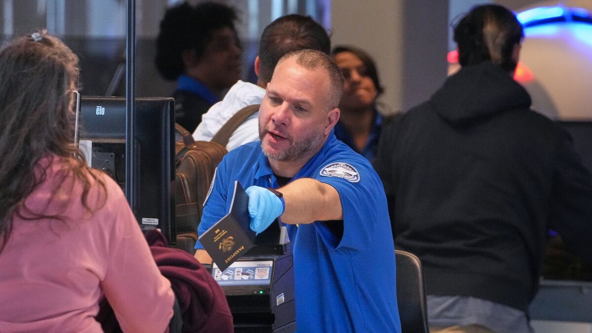 TSA cambia una regla vigente desde el 11-S: quiénes podrán entrar a las zonas de embarque de aeropuertos de EE. UU. sin boleto