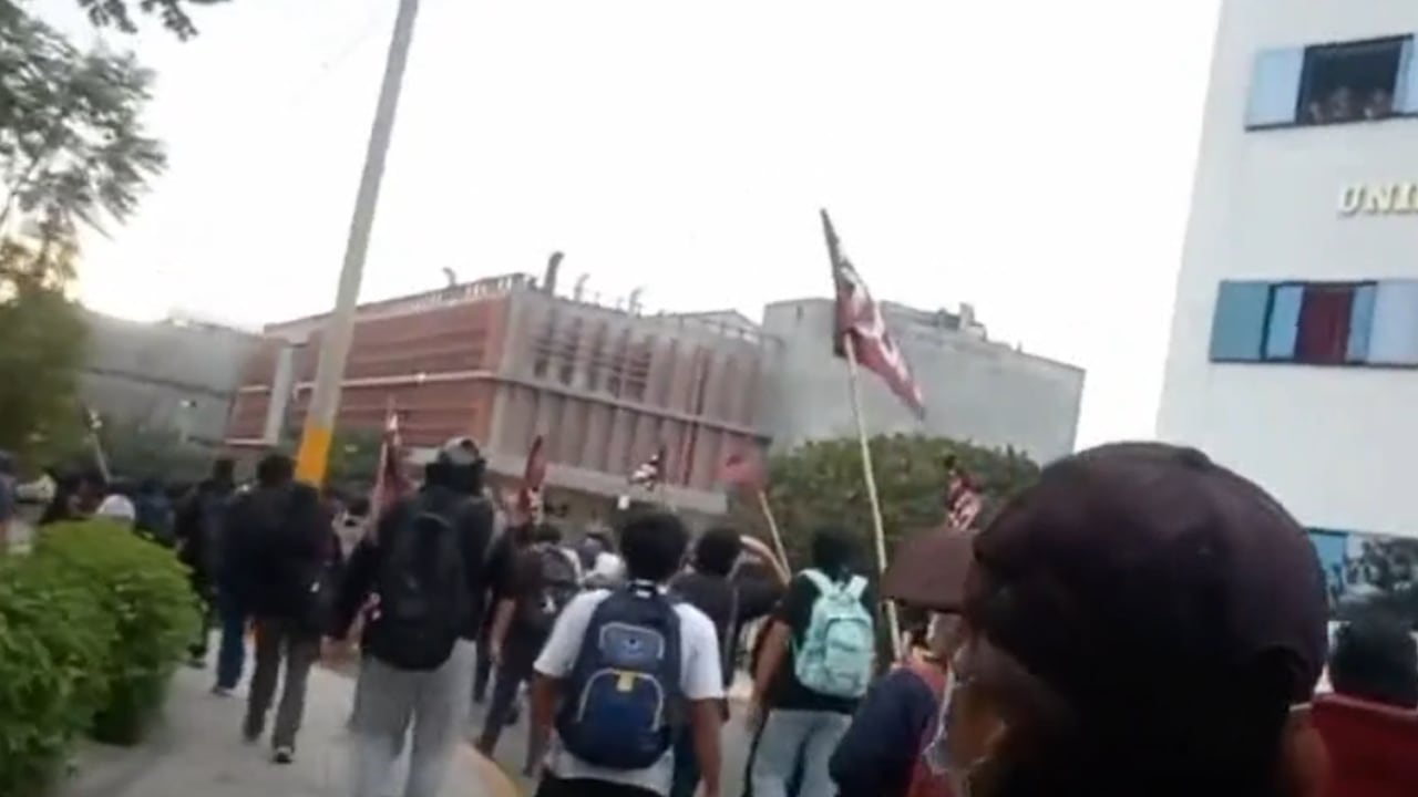 Estudiantes de la Universidad Nacional Mayor de San Marcos (UNMSM) realizan una marcha en la ciudad universitaria en contra del proyecto de ley que busca que los rectores y los vicerrectores. (Foto/Captura: Canal N)