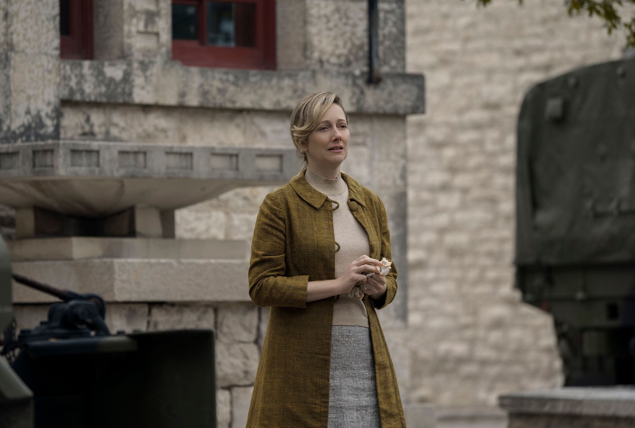 La Sra. Garraty (Judy Greer) en una escena de “The Long Walk”, que fue rodada en interesantes locaciones de Canadá (Foto: Lionsgate)