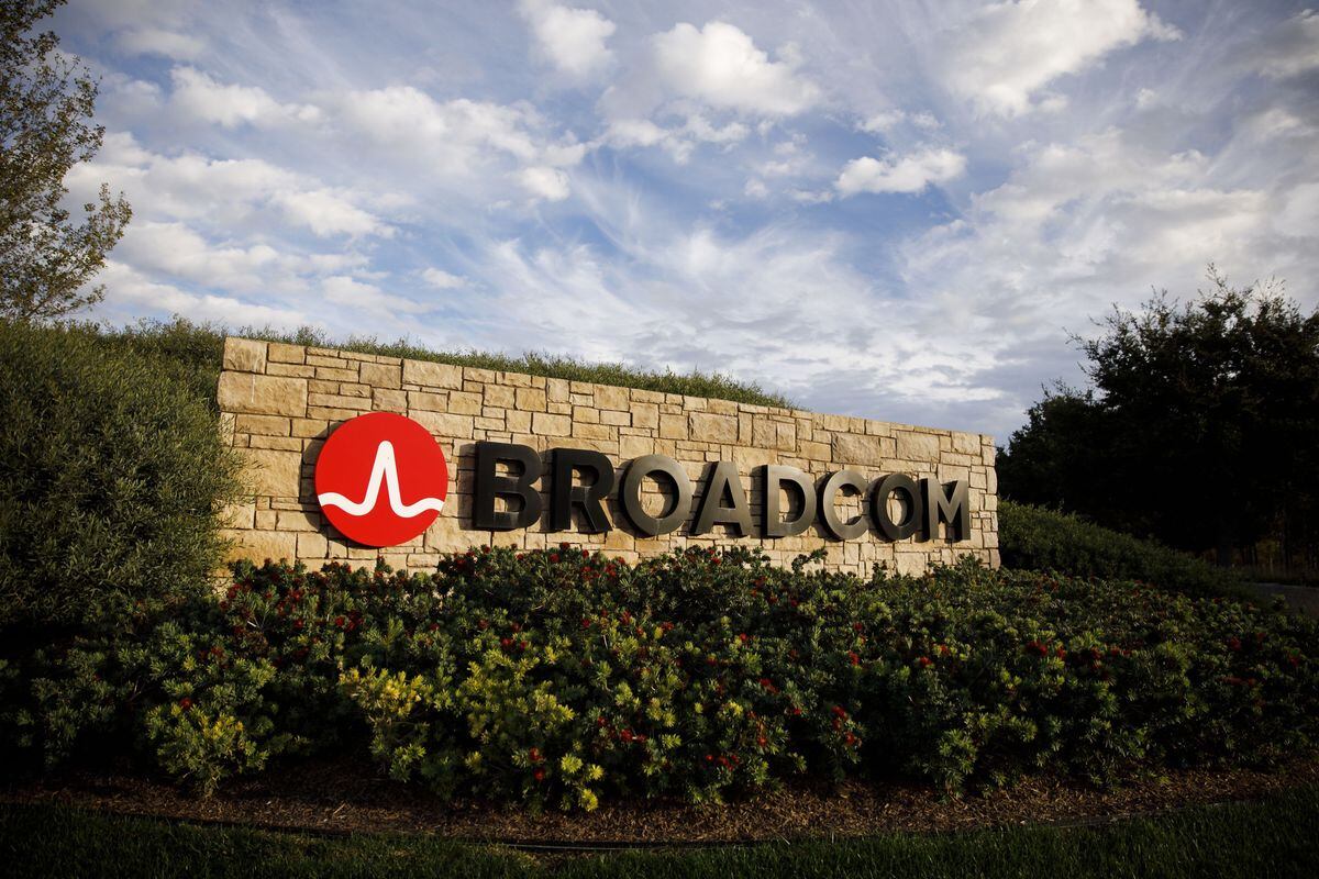 Las acciones de Broadcom se vieron impulsadas por el anuncio del CEO Hock Tan, de que la tecnológica está desarrollando chips de IA personalizados.