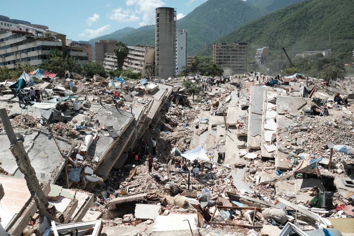 Edificios colapsados de la Mision Vivienda OPPE luego del doble terremoto de magnitud 7,2 y 7,5 ocurrido el pasado 24 de Junio, en La Guaira, Venezuela, el 7 de julio de 2026. (Xaume Olleros / EFE)