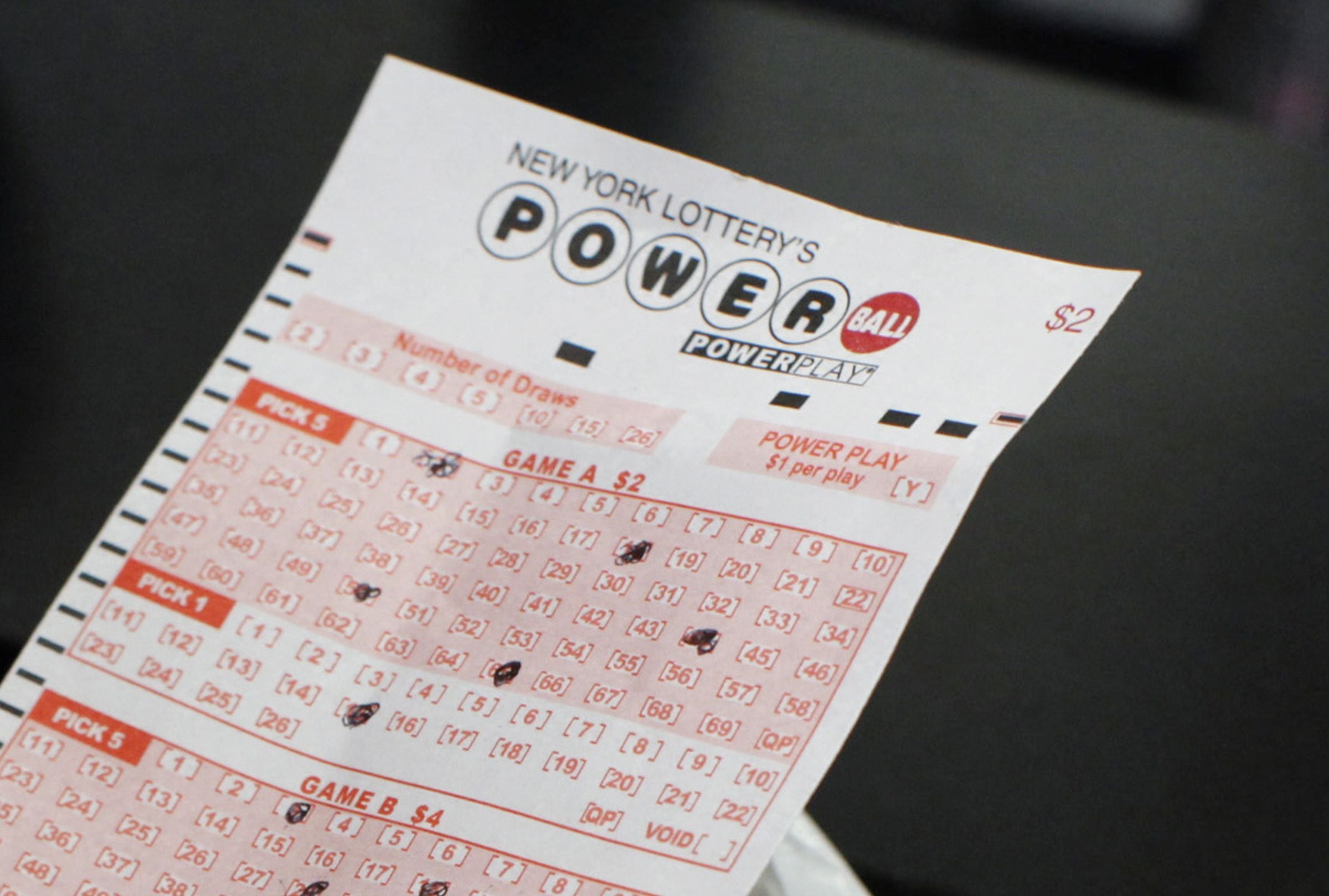 Revisa esta nota para que descubras quién ganó el Powerball hoy, miércoles 25 de marzo, en EE.UU. (Foto: KENA BETANCUR / AFP)