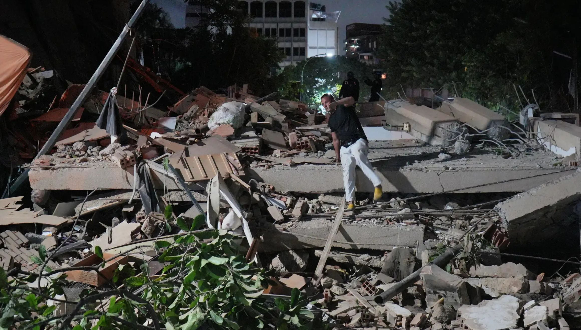 Un hombre salta sobre un edificio derrumbado tras un terremoto en Caracas, Venezuela, el miércoles 24 de junio de 2026. (Foto AP/Adrian Naranjo)